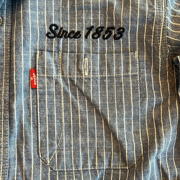 Levi’s Shirt - Picture 3 of 5